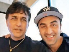 Ajinkya Deo posted a selfie on Instagram. In the pic, he and Ranbir are seen twinning in black and smiling for the camera.